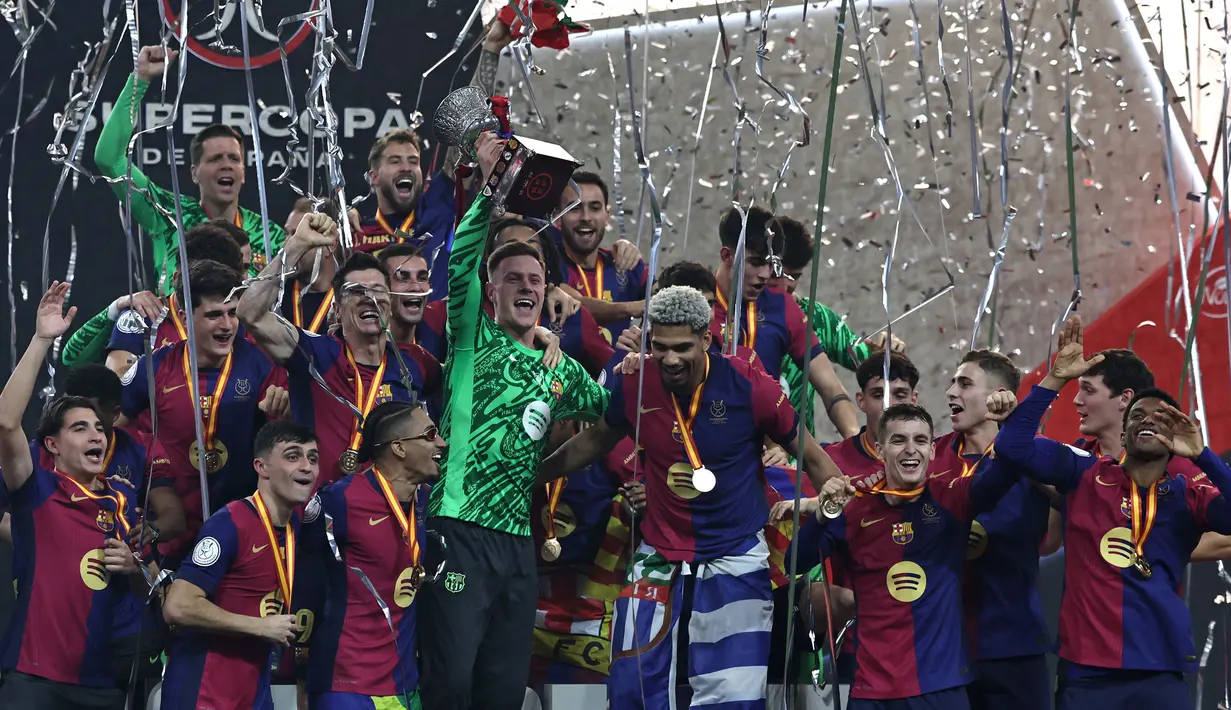 Barcelona tampil impresif dan menutup babak pertama dengan skor 4-1. Tambahan gol Barcelona masing-masing dicetak Robert Lewandowski melalui titik putih pada menit ke-35, Raphinha (39) dan Alejandro Balde (45+9). (FADEL SENNA/AFP)