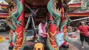 Pekerja membersihkan hiolo Tikong di Wihara Amurka Bhumi, Jakarta, Senin (28/1). Menyambut tahun Baru Imlek 2570 5 Februari 2019, wihara yang berada di pusat ibukota mempunyai tradisi membersihkan altar dan patung para dewa. (Liputan6.com/Fery Pradolo)