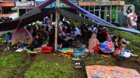 Warga mengungsi di dalam tenda darurat setelah  diguncang  gempa berkekuatan magnitudo 5,6  di kawasan Cibeureum, Cianjur, Jawa Barat, Selasa (22/11/2022). Seperti diketahui, gempa bumi berkekuatan 5,6 SR yang terjadi pada Senin, berpusat di Kabupaten Cianjur. (merdeka.com/Arie Basuki)