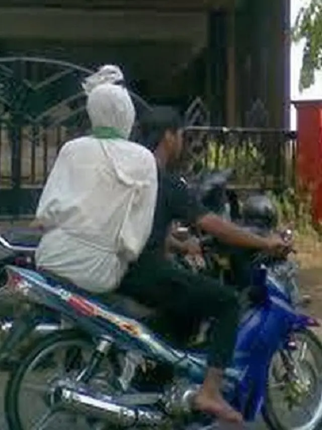 Bikin Ngakak, Kumpulan Foto Pengendara Motor Ini Hanya Terjadi di Indonesia