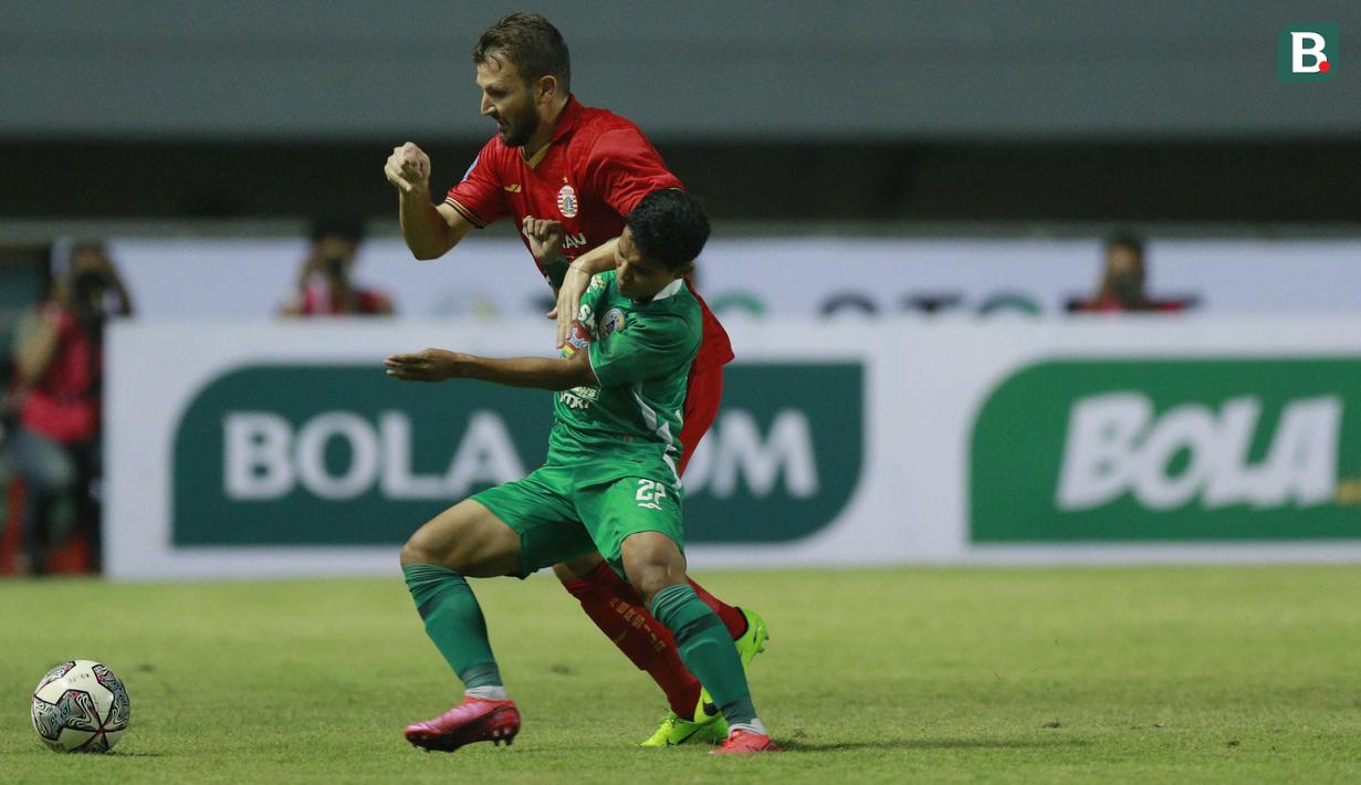Pada awal babak pertama, PS Sleman dan Persija Jakarta tampak masih meraba-raba kekuatan lawan. Mereka bermain hati-hati. (Foto: Bola.com/M Iqbal Ichsan)