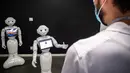 Robot-robot Pepper terlihat di SoftBank Robotics di Paris, Prancis (10/9/2020). Dengan fitur baru, robot Pepper mampu mendeteksi apakah orang-orang memakai masker, dan jika ada yang tidak memakai masker, dia akan memerintahkan mereka untuk memakainya. (Xinhua/Aurelien Morissard)