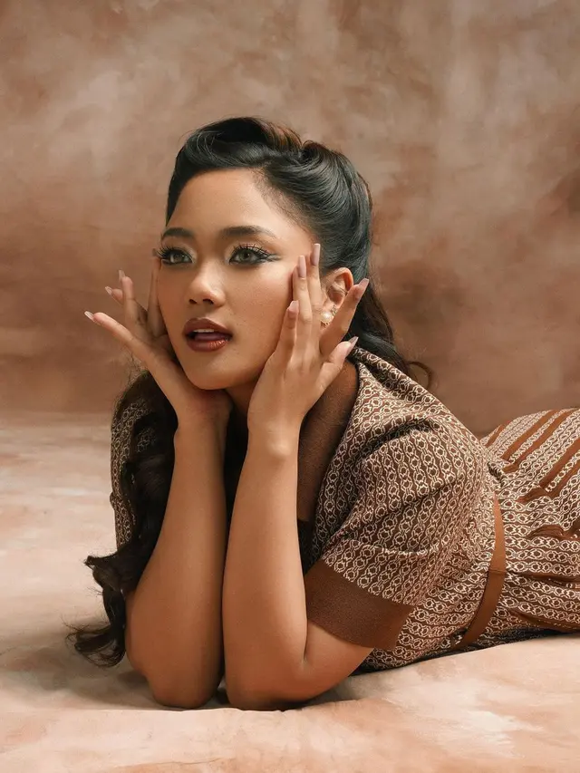Gaya Pemotretan Marion Jola Dengan Gaya Hollywood Klasik, Tampil Menawan. (Sumber: Instagram/winstongomez)