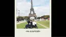 Fitri dan sang suaminya berpose duduk dengan berlatar belakang Menara Eiffel, (13/10/14). (instagram.com/fitrop) 