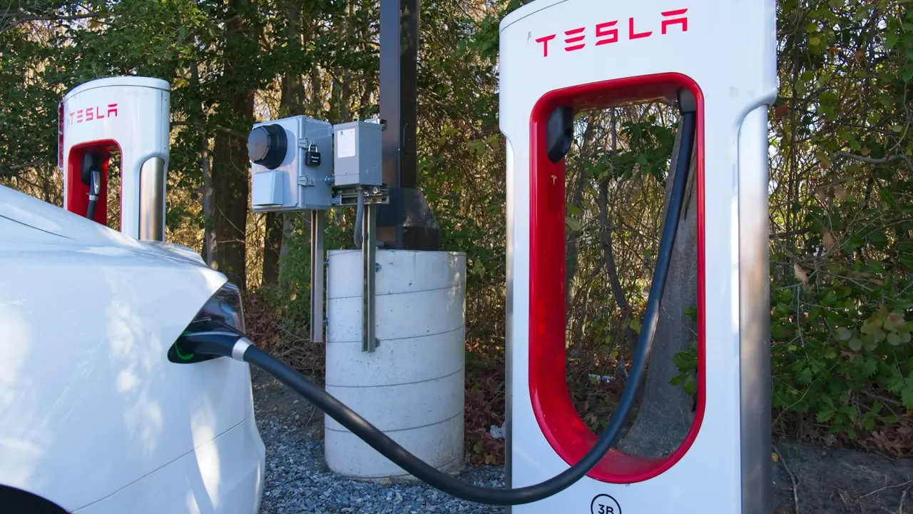 Saham Tesla Anjlok 6% Jelang Akhir Pekan, Ini Pemicunya