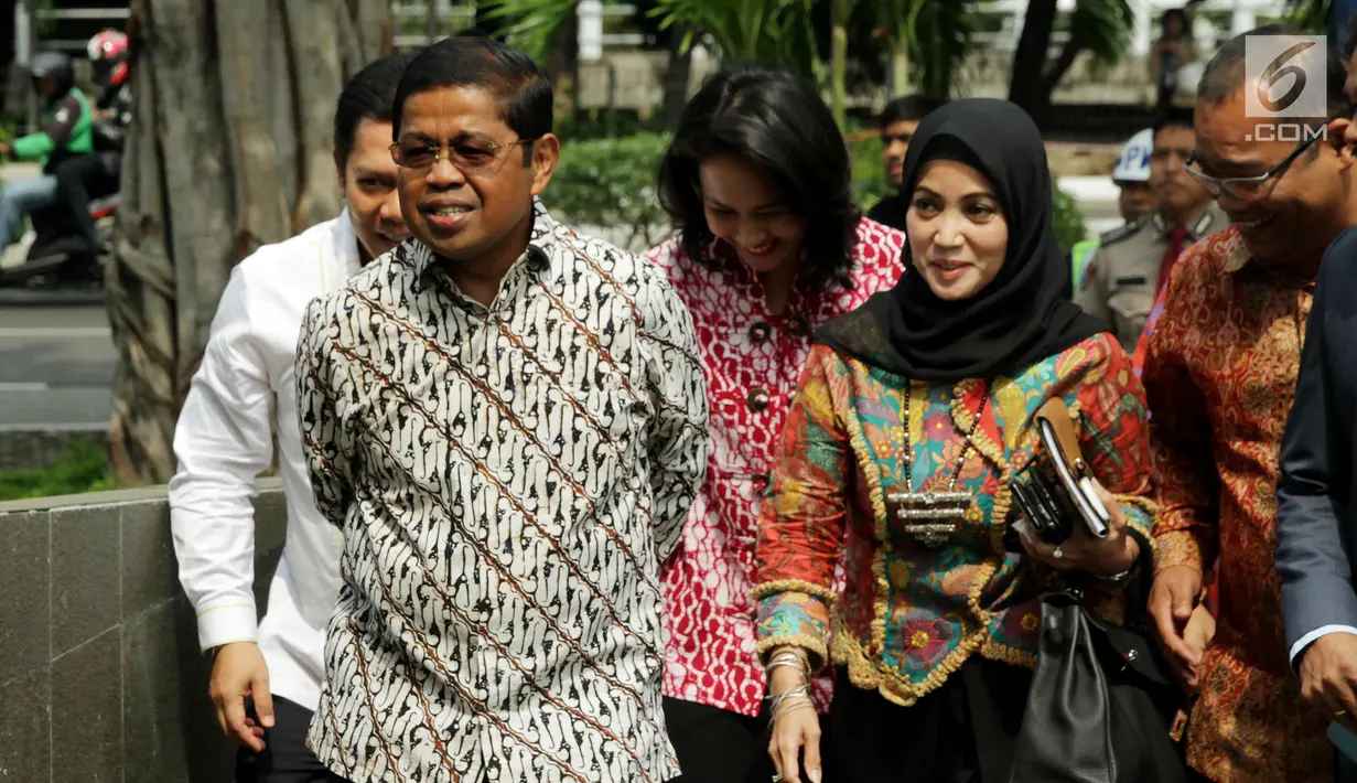Sekjen Partai Golkar Idrus Marham mendatangi Gedung KPK, Jakarta, Senin (11/9). Idrus mengantarkan surat pernyataan sakit Ketua DPR Setya Novanto yang dijadwalkan menjalani pemeriksaan sebagai tersangka kasus proyek e-KTP. (Liputan6.com/Johan Tallo)
