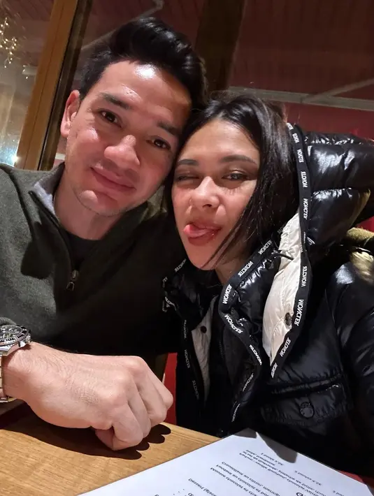 Meski beda keyakinan dan sang suami lebih muda, pasangan ini bisa membina rumah tangga dengan harmonis. Melalui akun instagramnya, pasangan yang telah dikaruniai dua orang anak itu kerap membagikan momen kemesraan hingga keharmonisan rumah tangganya.  [Instagram/nanamirdad_]