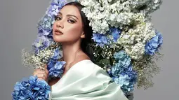 Wanita kelahiran 1994 ini memang kerap tampil sederhana di berbagai kesempatan. Biasa tampil polos tanpa makeup, wajah Angela Gilsha saat dipoles dengan riasan tebal memancarkan aura cantik tersendiri.(Liputan6.com/IG/@angelagilsha)