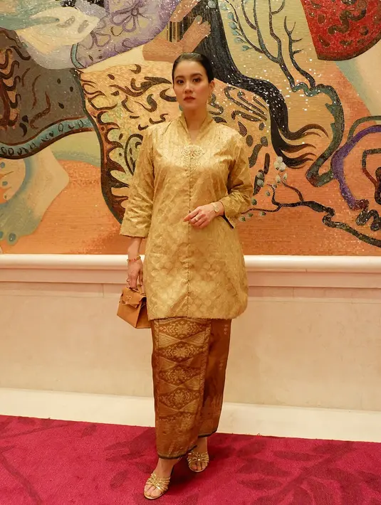 Sebagai paduan, ia kenakan kain tenun dari Ghea Panggabean dan tas Hermes Mini Kelly warna cokelat [@marcella.zalianty]
