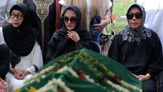 [Bintang] Pemakaman Ayah Kiki Amalia