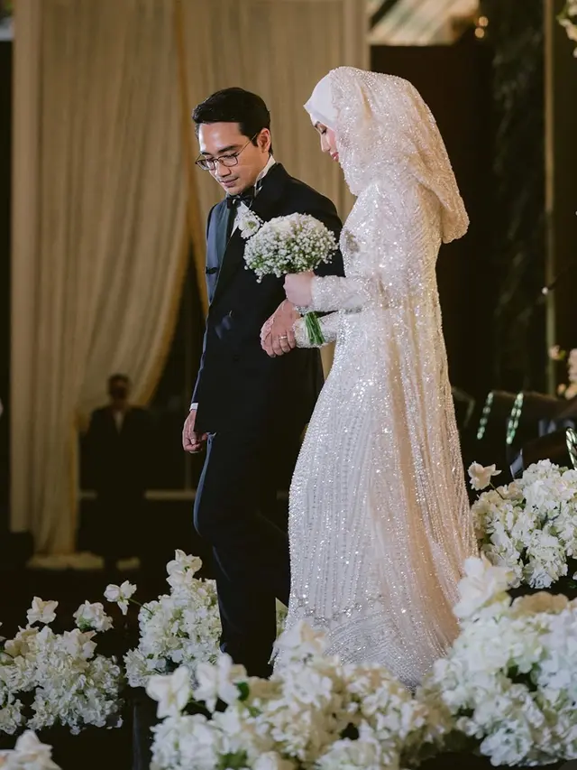 Gaun pernikahan menantu Siti Nurhaliza saat menikah dengan hoodie. [@_azizulazman]