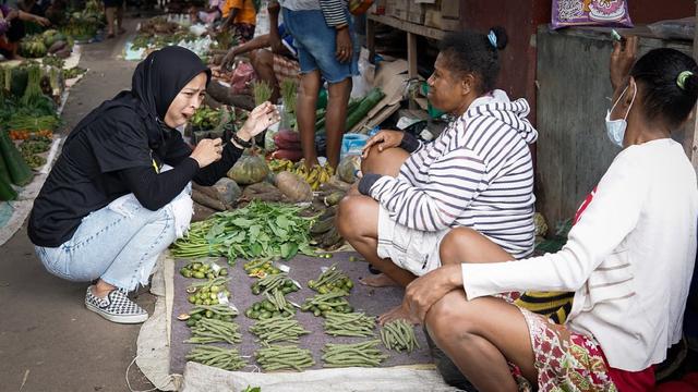 6 Potret Tantri Kotak Saat Cari Pinang di Pasar Jayapura, Curi Perhatian