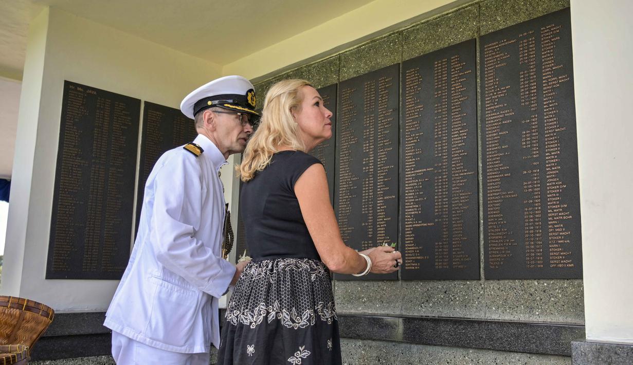 Pertempuran itu bernama Perang Laut Jawa yang melibatkan dua kekuatan besar pasukan, yakni Angkatan Laut Sekutu dan Jepang. Tampak dalam foto, Wakil Atase Pertahanan Kementerian Pertahanan Belanda, Komandan Patrick Stahil (kiri) dan istrinya Sylivia Stahli memberikan penghormatan kepada para prajurit Belanda yang gugur dalam upacara peringatan 84 tahun Pertempuran Laut Jawa di pemakaman perang Belanda Ereveld di Surabaya, Jawa Timur, pada Jumat 27 Februari 2026. (JUNI KRISWANTO/AFP)