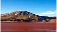 Laguna Colorada di Bolivia miliki air yang berwarna merah darah