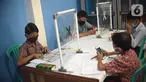 Sejumlah siswa mengikuti pembelajaran jarak jauh (PJJ) di Balai Warga RT 05/RW 02 Kelurahan Galur, Johar Baru, Jakarta, Selasa (15/8/2020). Fasilitas internet gratis diharapkan bisa membantu para siswa SD, SMP dan SMA selama pandemi Covid-19. (Liputan6.com/Fery Pradolo)