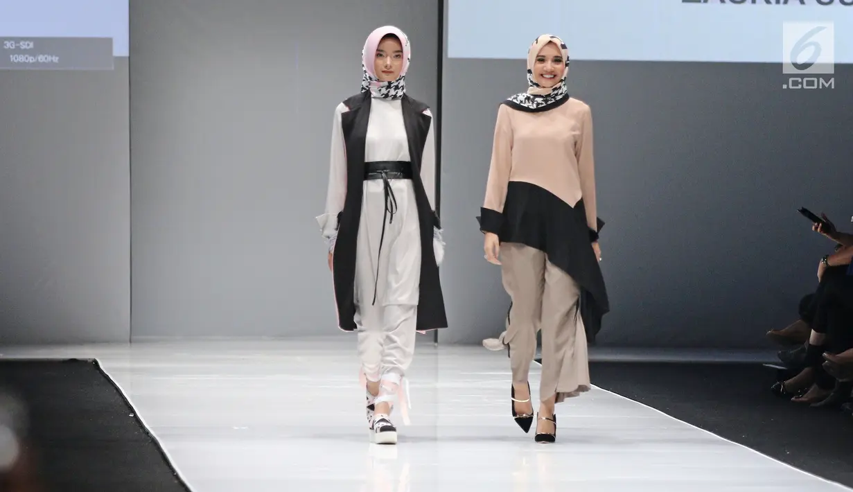 Model dan perancang busana berjalan diatas catwalk menujukkan karyanya di Jakarta Fashion Week 2018 di Senayan City, Jakarta, Sabtu (21/10). Sebanyak 175 desainer lokal dan internasional akan memamerkan koleksi teranyarnya. (Liputan6.com/Herman Zakharia)