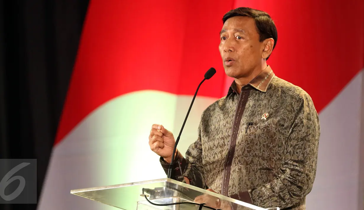 Menkopolhukam Wiranto memberikan sambutan saat acara Pertemuan Nasional - 1 Legislatif dan Eksekutif Partai  Golkar di Jakarta, Senin (26/9). Acara dihadiri tokoh golkar Akbar Tandjung, Aburizal Bakrie, Nurdin Halid. (Liputan6/JohanTallo)