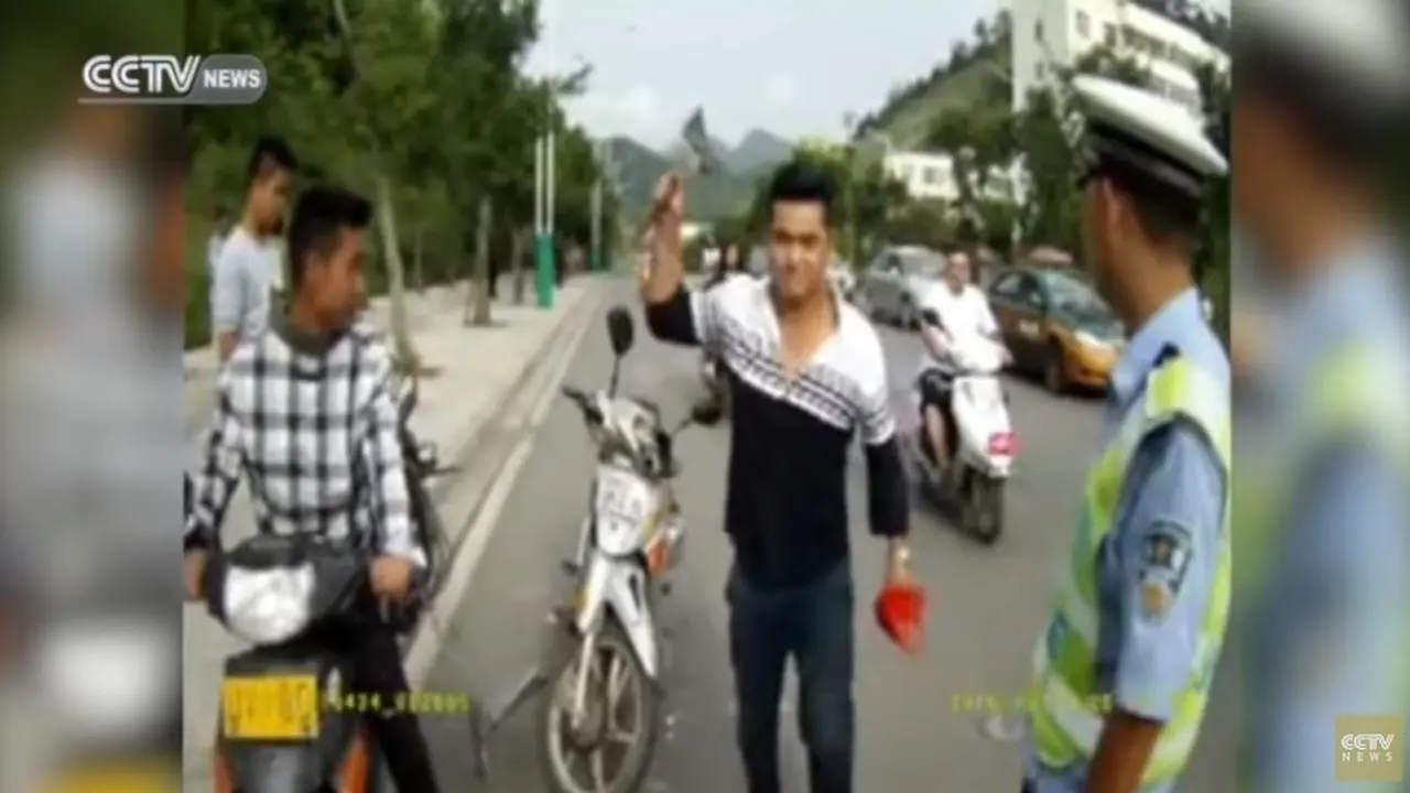 Tak Mau Ditilang Polisi, Pria Tiongkok Rusak Motornya