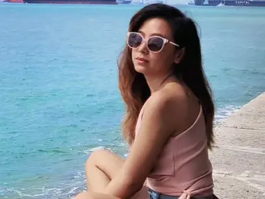 Ini dia penampilan Nadia Vega saat tengah bersantai di pantai. Ia terlihat menggunakan pakaian berwarna peach dan mengkombinasikan dengan kacamata hitam yang memiliki frame senada dengan busananya. (Liputan6.com/IG/@thenadiavega)