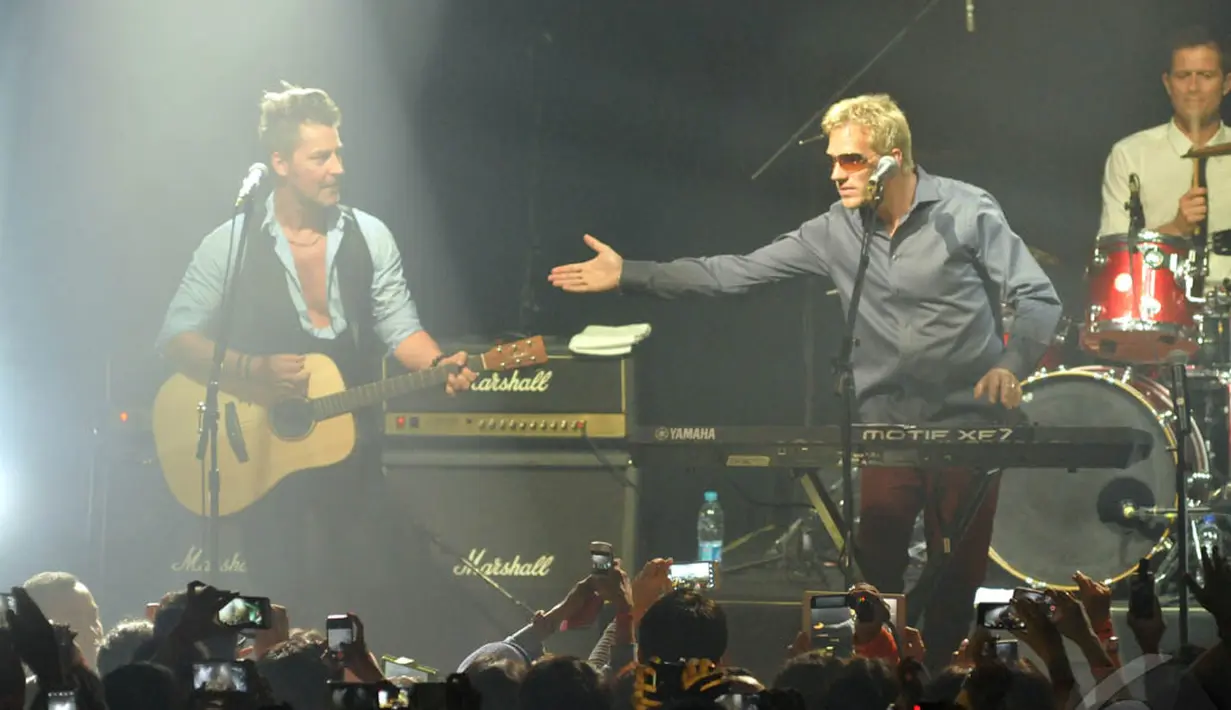 Band asal Denmark, MLTR berhasil menghanyutkan para penggemar untuk bernostalgia bersama dengan lagu-lagu era 90'an mereka, Jakarta, Rabu (7/1/2015). (Liputan6.com/Panji Diksana)