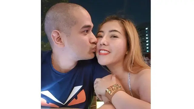 Umumkan Kehamilan, Ini 5 Potret Mesra Okan Kornelius Bareng Istri
