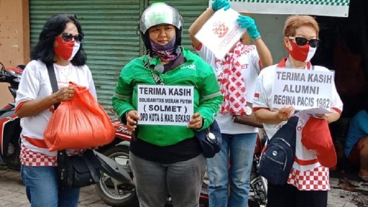 Relawan Solmet membagikan sembako dan masker di Bekasi.