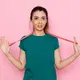 Mengetahui ukuran tubuh sendiri bisa menjadi kunci untuk menentukan size baju yang tepat, terutama saat berbelanja secara online. (Foto/Dok: Magnific)