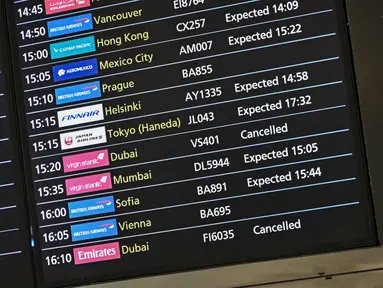 Layar monitor menunjukkan papan kedatangan Terminal 3, dengan penerbangan dari Dubai yang dibatalkan, di Bandara Heathrow, London pada Minggu 1 Maret 2026. Sejumlah maskapai penerbangan mengumumkan penghentian sementara seluruh penerbangan dari dan menuju Dubai, Uni Emirat Arab. (JUSTIN TALLIS/AFP)