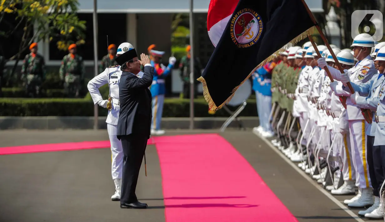 Menteri Pertahanan Prabowo Subianto memberi hormat kepada pasukan  saat upacara penyambutan di Kementerian Pertahanan, Jakarta, Kamis (24/10/2019). Prabowo disambut upacara militer sebelum serah-terima jabatan (sertijab) Menteri Pertahanan dari Ryamizard Ryacudu. (Liputan6.com/Faizal Fanani)