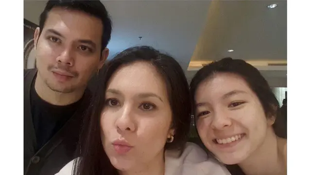 Wulan Guritno besama suami dan Shaloom