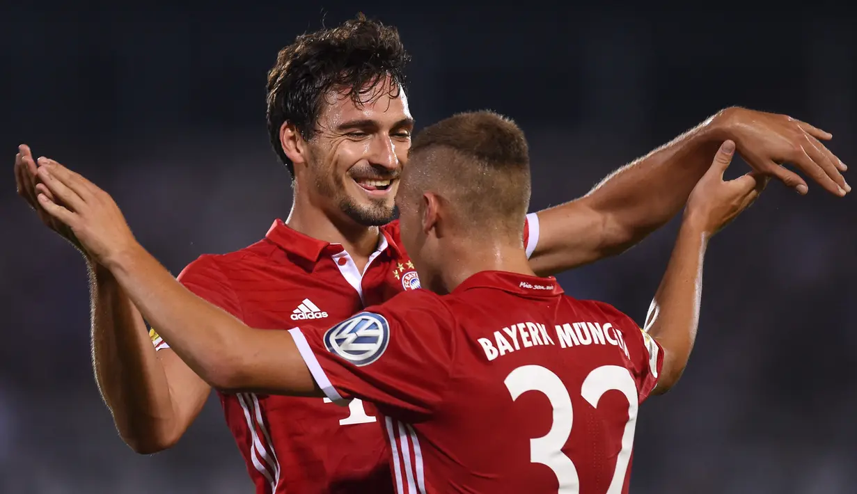 Mats Hummels. Bek tengah Jerman yang kini berseragam Borussia Dortmund ini pernah dilepas Bayern Muenchen ke Dortmund pada awal musim 2008/2009 senilai 4,2 juta euro. Pada awal musim 2016/2017 Muenchen memulangkannya kembali dari Dortmund dengan nilai mencapai 35 juta euro. (AFP/Christof Stache)