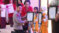 Kapolda Kaltara Irjen Pol Daniel Adityajaya bersama Ketua Pengurus Yayasan Kemala Bhayangkari Didit Adityajaya  menyerahkan hadiah kepada pemenang lomba dalam rangkaian HUT ke-43 Yayasan Kemala Bhayangkari, Selasa (17/5/2023).