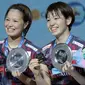 Senyum Yuki Fukushima/Sayaka Hirota saat menerima trofi usai juara ganda putri pada final Indonesia Open 2018 di Istora Senayan, Jakarta, (8/6/2018). Yuki/Sayaka menang 21-14 16-21 21-14. (Bola.com/Nick Hanoatubun)