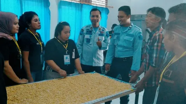 Pelatihan narapidana buat tempe di Lapas Tembilahan, Kabupaten Indragiri Hilir.