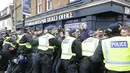 Petugas kepolisian saat terlibat bentrok dengan suporter Millwall sebelum pertandingan perempat final Piala FA antara Tottenham Hotspur melawan Millwall di White Hart Lane, London, (12/3). (Yui Mok//PA via AP)