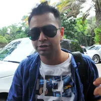 Raffi Ahmad kembali berurusan dengan polisi. Kali ini ia berurusan terkait masalah kasus dugaan pelecehan lambang negara yang dilakukan oleh pedangdut Zaskia Gotik. (Adrian Putra/Bintang.com)