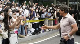 Aktor Tom Cruise disambut oleh para penggemarnya saat tiba untuk mempromosikan film terbarunya 'Top Gun: Maverick' di Bandara Gimpo di Seoul, Korea Selatan, Jumat (17/6/2022). Ini menandai kunjungannya yang ke-10 ke Korea Selatan sejak yang pertama pada tahun 1994 untuk mempromosikan "Interview with the Vampire." (AP Photo/Ahn Young-joon)