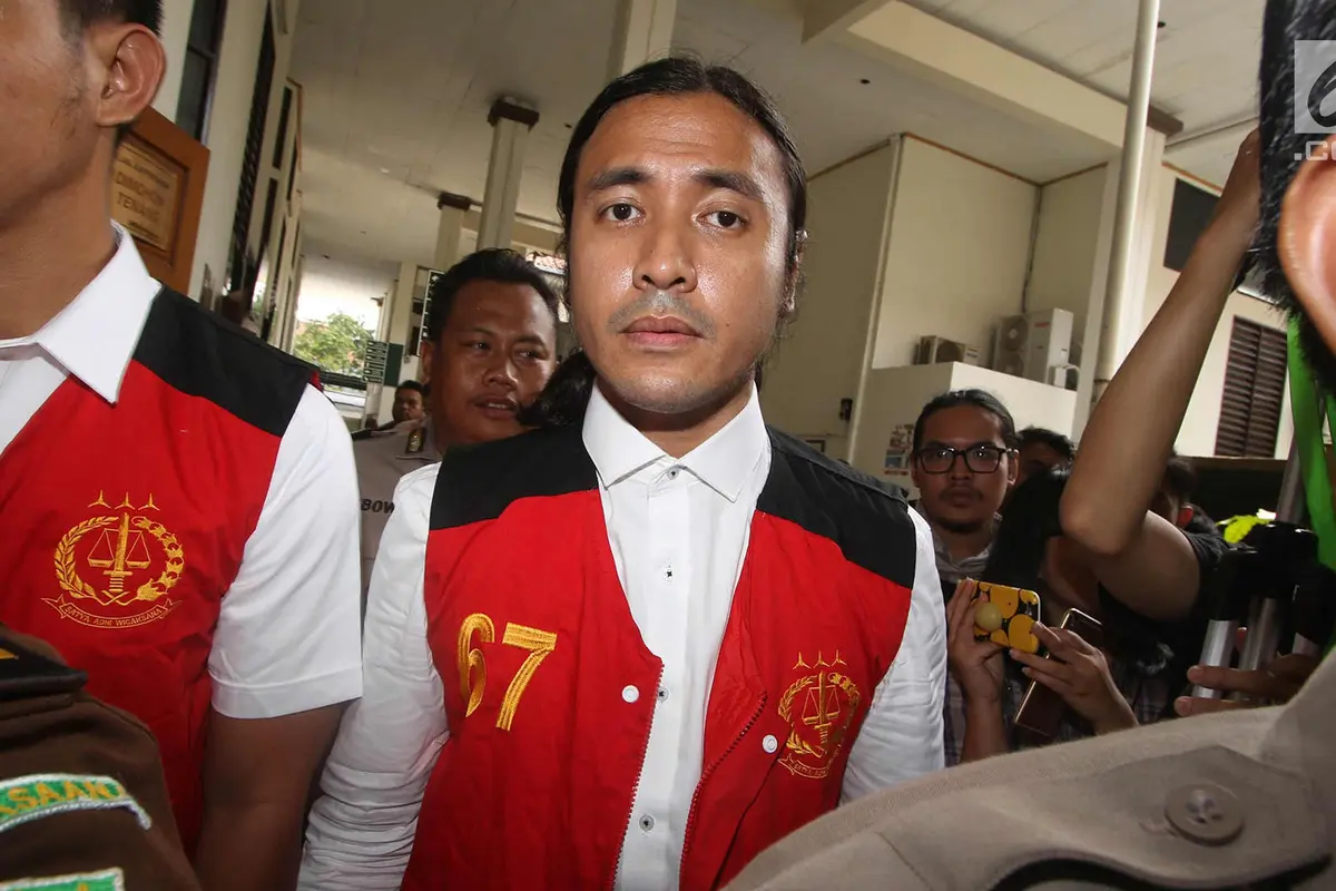 Penampilan Klimis Ello Saat Jalani Sidang Perdana Kasus Narkoba