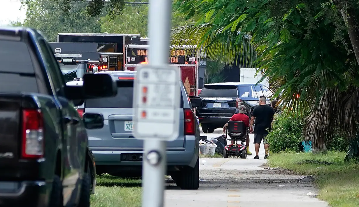 Empat orang lainnya terluka, termasuk pilot dan seorang paramedis yang berada di dalam helikopter. Dua warga sipil juga menjadi korban luka dalam kecelakaan itu. (AP Photo/Marta Lavandier)