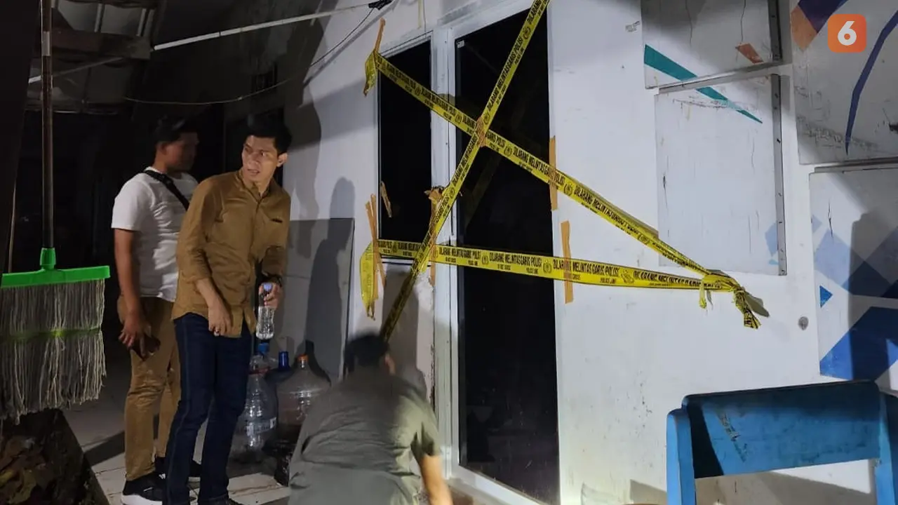 Gedung sekretariat kemahasiswaan di Fakultas Bahasa dan Sastra UNM yang diduga jadi bunker narkoba (Liputan6.com/Fauzan)
