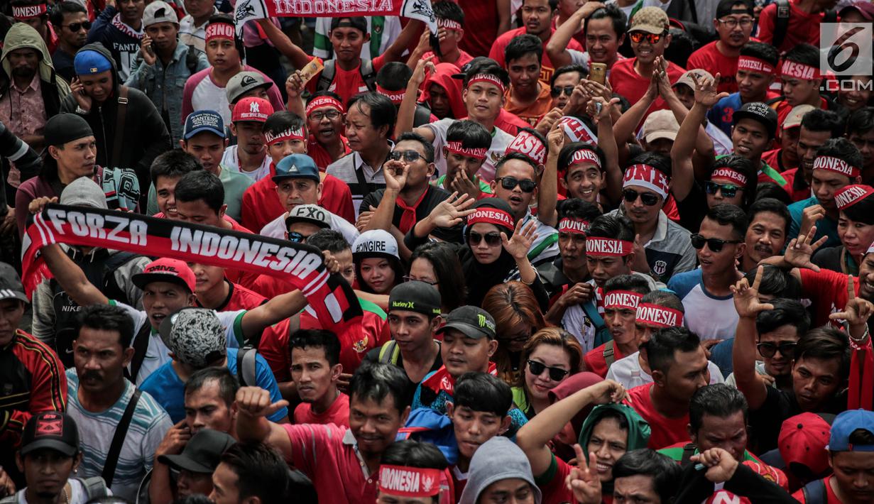 Suporter Garuda Muda memadati Stadion Selayang, Selangor untuk mendukung Timnas Indonesia U-22 melawan Timor Leste di SEA Games 2017, Minggu (20/8). Mereka datang dengan berbagai atribut merah putih dan pernak pernik lainnya. (Liputan6.com/Faizal Fanani)