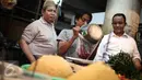 Cagub DKI Jakarta Anies Rasyid Baswedan berbincang dengan pedagang Pasar Tebet Timur, Jakarta, Jumat (28/10). Kunjungan Anis tersebut untuk melihat suasana pasar tradisional serta sebagai kampanye Pilgub DKI Jakarta 2017. (Liputan6.com/Faizal Fanani)