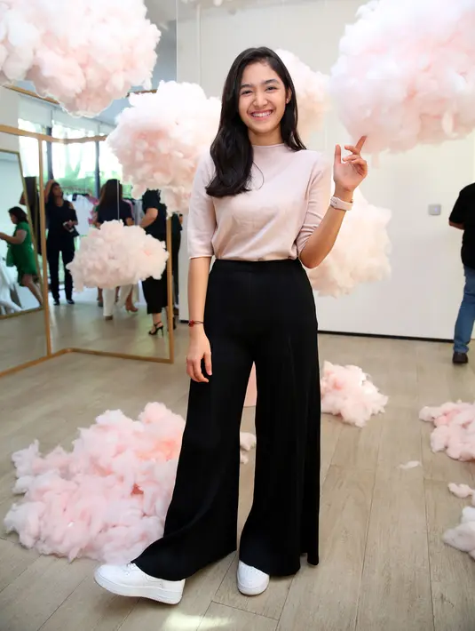 "Aku tidak lihat brand, tapi nyamannya yang tertutup di bagian dada dan berlengan panjang," kata Syifa (Nurwahyunan/Bintang.com)