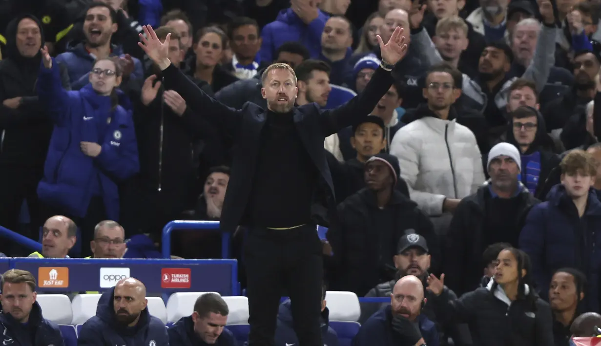 Pelatih Chelsea Graham Potter memberi isyarat selama matchday ketiga Grup E Liga Champions 2022/23 menghadapi AC Milan di Stamford Bridge, Kamis (6/10/2022) dini hari WIB. Dalam laga ini, Chelsea menggilas AC Milan dengan skor 3-0. (AP Photo/Ian Walton)