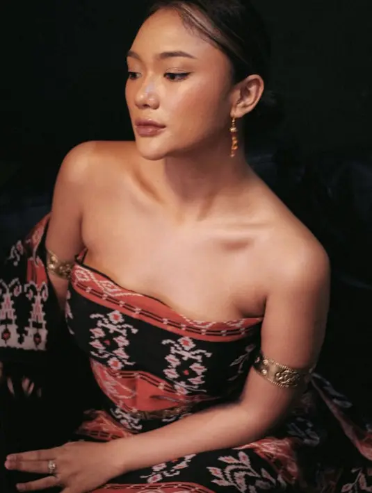 <p>Ia juga membagikan story bagaimana ia mengenakan baju adat Rote tersebut. Mulai dari merapikan kain tenun hingga mengenakan aksesorinya.&nbsp;@lalamarionmj</p>