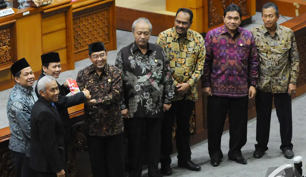 Ketua Badan Pemeriksa Keuangan (BPK) Harry Azhar Aziz (keempat kiri) memberikan laporan hasil pemeriksaan Semester l tahun 2014 kepada wakil ketua DPR RI Taufik Kurniawan (ketiga kiri), Jakarta, Selasa (2/12/2014). (Liputan6.com/Andrian M Tunay)