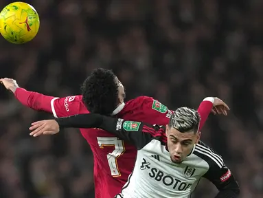 Pemain Fulham Andreas Pereira (kanan) dan pemain Liverpool Luis Diaz melompat untuk merebut bola pada pertandingan sepak bola leg kedua semifinal Piala Liga Inggris atau Carabao Cup di Stadion Craven Cottage, London, Inggris, Rabu (24/1/2024). (AP Photo/Kin Cheung)