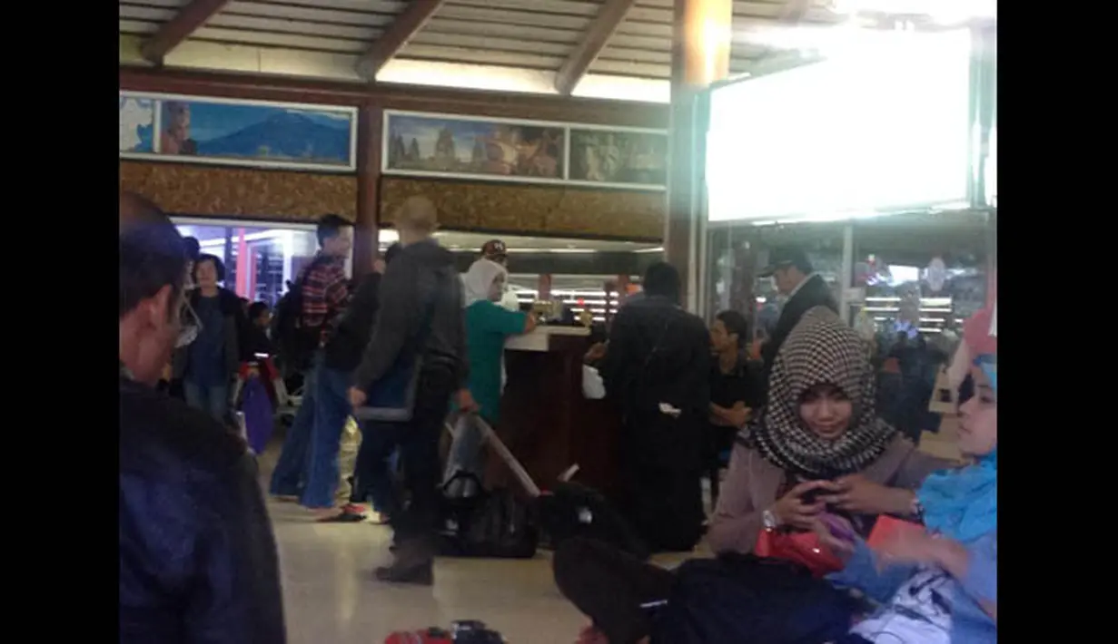 Gate B office desk milik Lion Air di Bandara Soekarno-Hatta Cengkareng, Tangerang, diduduki penumpang akibat kacaunya pelayanan dan tidak adanya kejelasan, Kamis (19/2/2015). (twitter.com/@DerieImani)