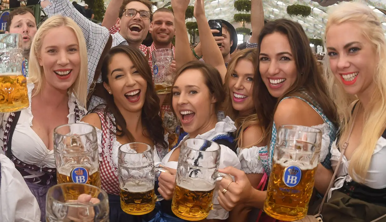 Sejumlah wanita memegang gelas berisi bir saat mengikuti festival minum bir tahunan dalam pembukaan Oktoberfest ke-182 di Munich, Jerman (16/9). Festival ini diadakan dari tanggal 16 sampai 3 Oktober 2017. (AFP Photo/dpa/Felix Hörhager/Germany Out)