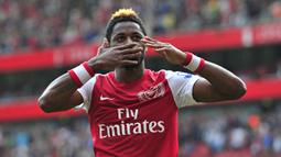 Alexandre Song merupakan gelandang andalan Arsenal dengan mencatatkan total 205 penampilan selama tujuh musim. Song kemudian memilih berpisah dengan The Gunners pada 2012 menuju Barcelona. Sayangnya, kariernya malah menurun drastis. (AFP/Glyn Kirk)